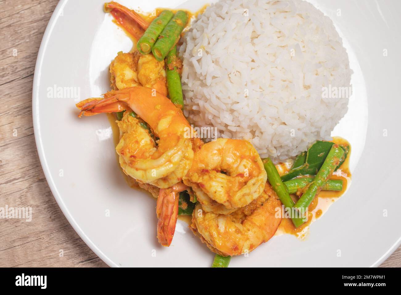 Gebratene Garnelen-Curry-Paste mit langen Bohnen Stockfoto