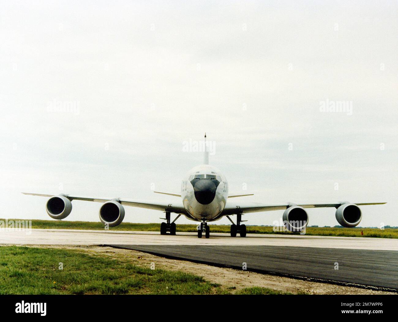 Vorderansicht eines KC-135R Stratotanker-Flugzeugs auf der Landebahn nach der Rollout-Zeremonie. Basis: Wichita Staat: Kansas (KS) Land: Vereinigte Staaten von Amerika (USA) Stockfoto