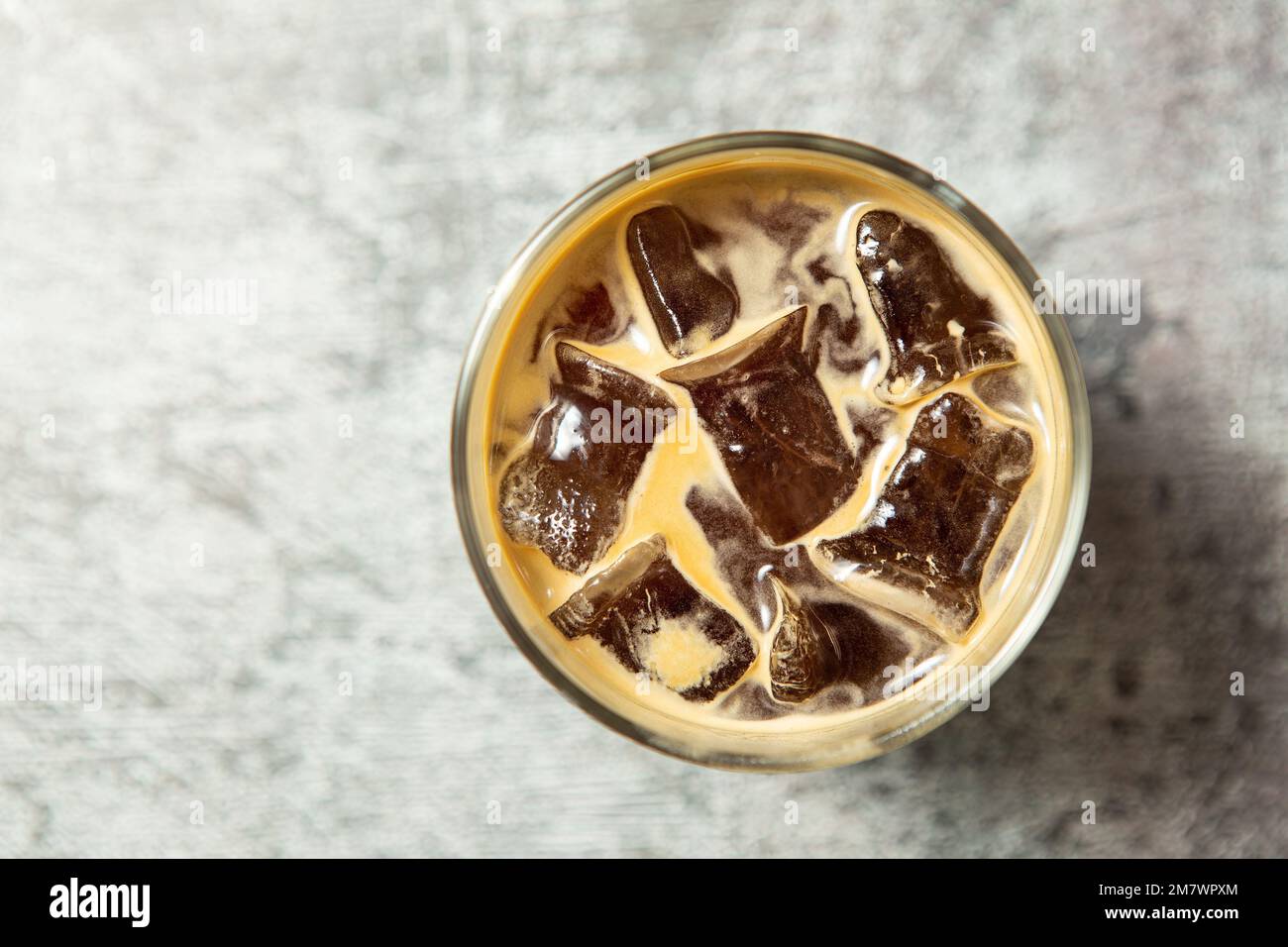 Eiswürfel in einem Becher Stockfoto