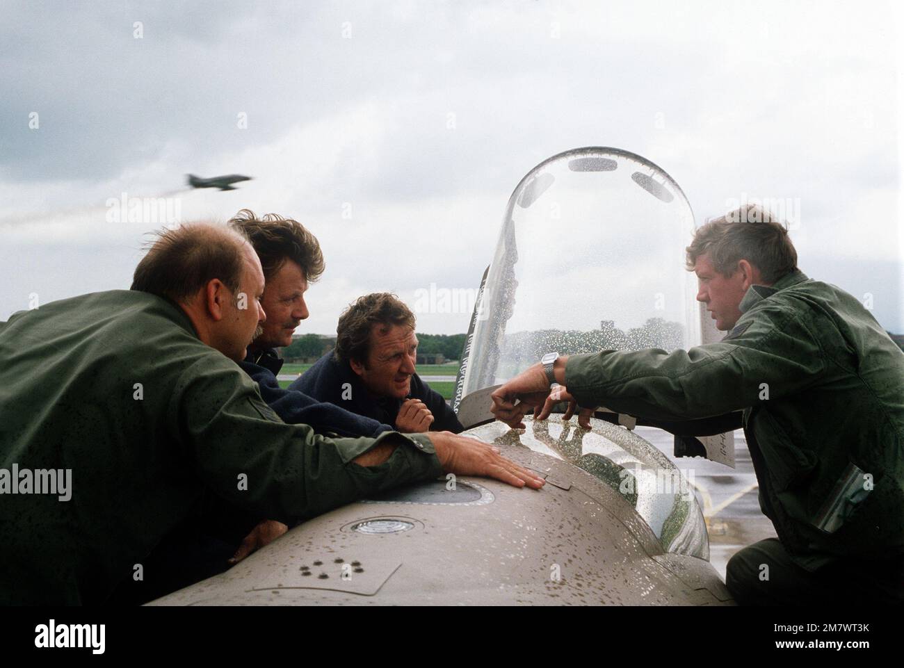 TSGT Richard Shepherd, ein Crewchef, weist Feuerwehrleute der Royal Air Force über Fluchtmechanismen eines F-4C Phantom II Flugzeugs an. TSGT Shepherd ist dem 131. Consolidated Aircraft Maintenance Squadron der Missouri Air National Guard zugeteilt und nimmt an der Übung Coronet Cactus Teil. Betreff Operation/Serie: CORONET CACTUS Basis: RAF Leeming Land: England / Großbritannien (eng) Stockfoto