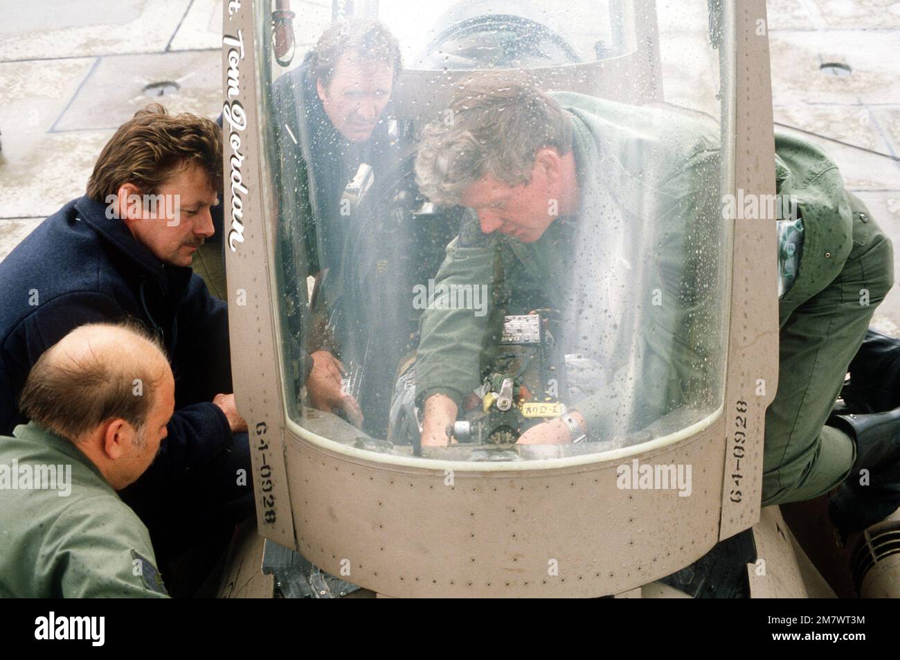 TSGT Richard Shepherd, ein Crewchef, weist Feuerwehrmänner der britischen Royal Air Force über Fluchtmechanismen eines F-4C Phantom II Flugzeugs an. TSGT Shephard ist dem 131. Consolidated Aircraft Maintenance Squadron der Missouri Air National Guard zugeteilt, das an der Übung Coronet Cactus beteiligt ist. Betreff Operation/Serie: CORONET CACTUS Basis: RAF Leeming Land: England / Großbritannien (eng) Stockfoto