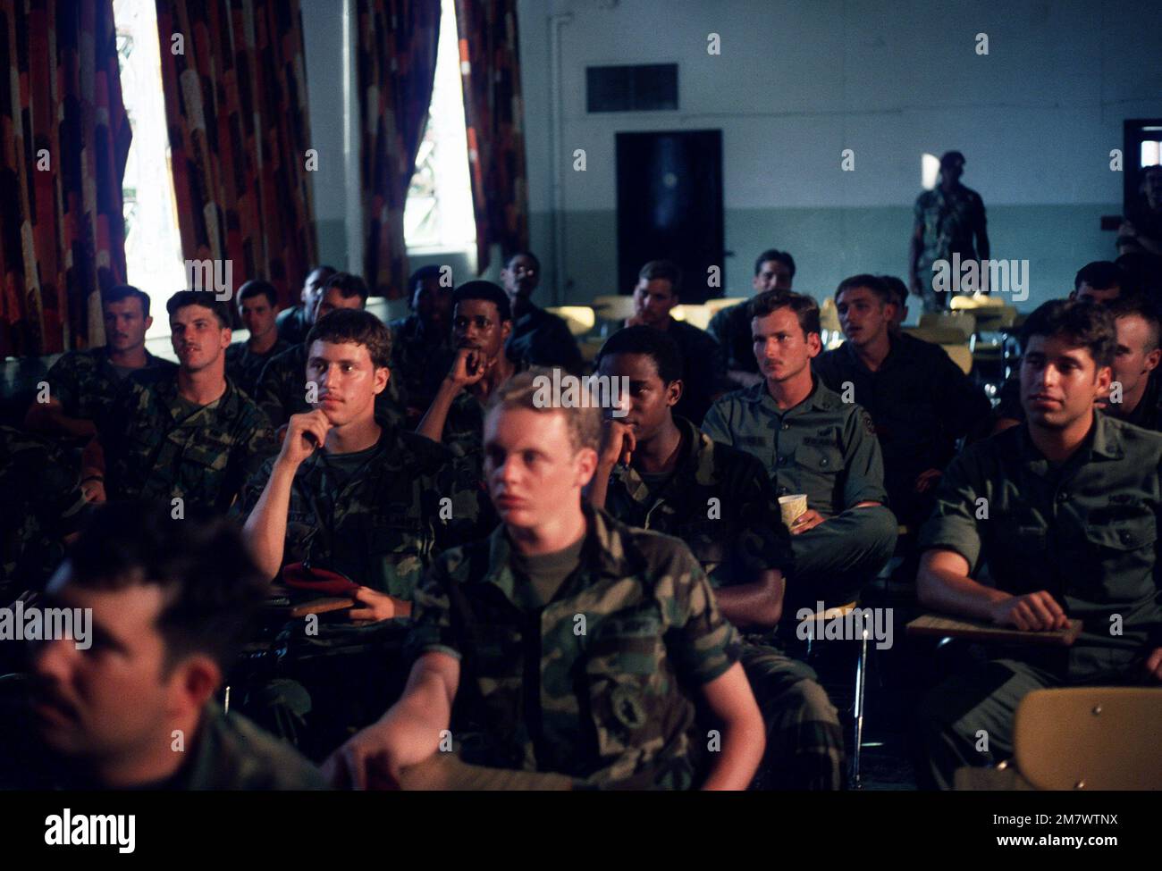 Mitglieder der Dritten Brigade, 82. Luftwaffe, hören sich ein Briefing deutscher Beamter über die Unterschiede zwischen der Ausbildung in Europa und den USA an. Die dritte Brigade wird nach Deutschland geschickt, um an der Übung Reforger '82 teilzunehmen. Basis: Fort Bragg Bundesstaat: North Carolina (NC) Land: Vereinigte Staaten von Amerika (USA) Stockfoto