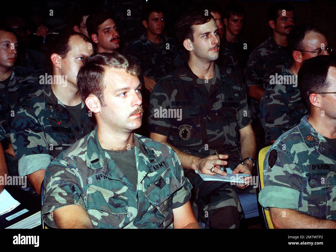 Mitglieder der Dritten Brigade, 82. Luftwaffe, sitzen im Unterricht und hören sich ein Briefing deutscher Officers über die Unterschiede zwischen der Ausbildung in Europa und den USA an. Die dritte Brigade wird nach Deutschland geschickt, um an der Übung Reforger '82 teilzunehmen. Basis: Fort Bragg Bundesstaat: North Carolina (NC) Land: Vereinigte Staaten von Amerika (USA) Stockfoto