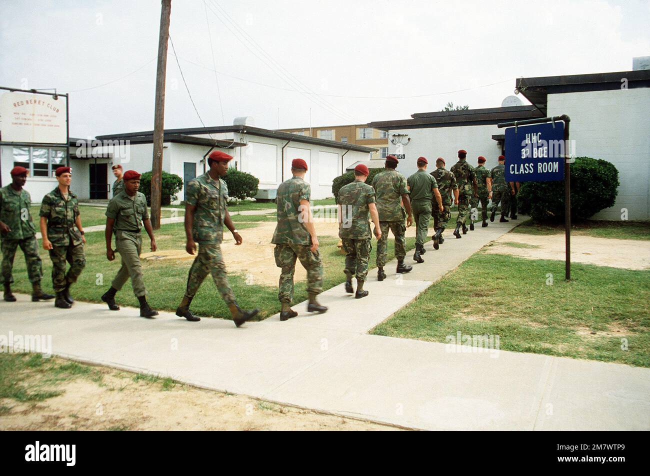 Mitglieder der Dritten Brigade, 82. Luftwaffe, marschieren in ein Klassenzimmer, um von deutschen Beamten über die Unterschiede zwischen der Ausbildung in Europa und den USA informiert zu werden Die dritte Brigade wird nach Deutschland geschickt, um an der Übung Reforger '82 teilzunehmen. Betreff Betrieb/Serie: REFORGER '82 Basis: Fort Bragg Bundesstaat: North Carolina (NC) Land: Vereinigte Staaten von Amerika (USA) Stockfoto