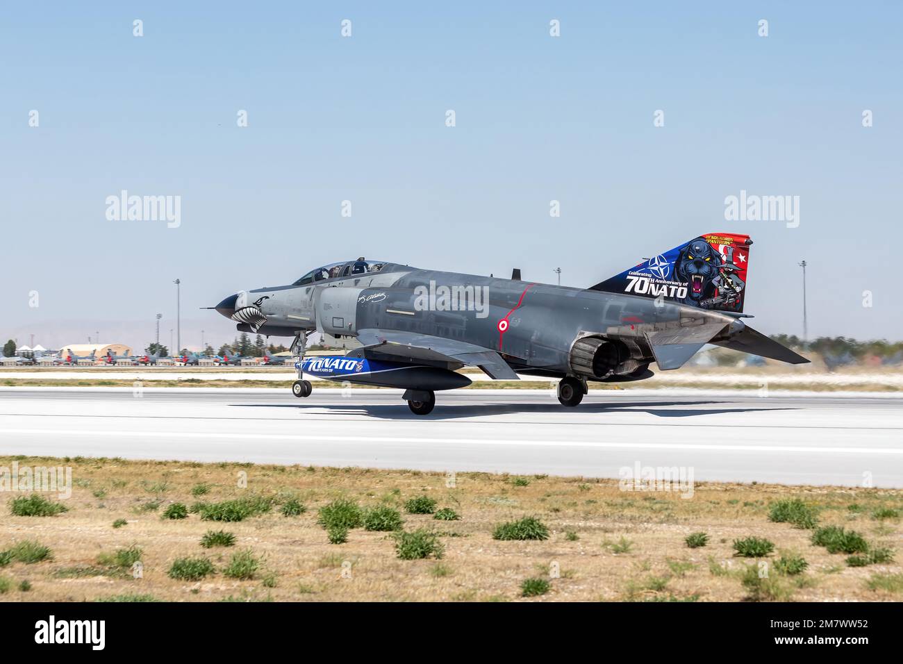 Konya, Türkei - 07 01 2021: Türkische Luftwaffe McDonnel Douglas F-4 E Phantom II Kampfflugzeug in Startposition während Anatolian Eagle Air Force Exer Stockfoto