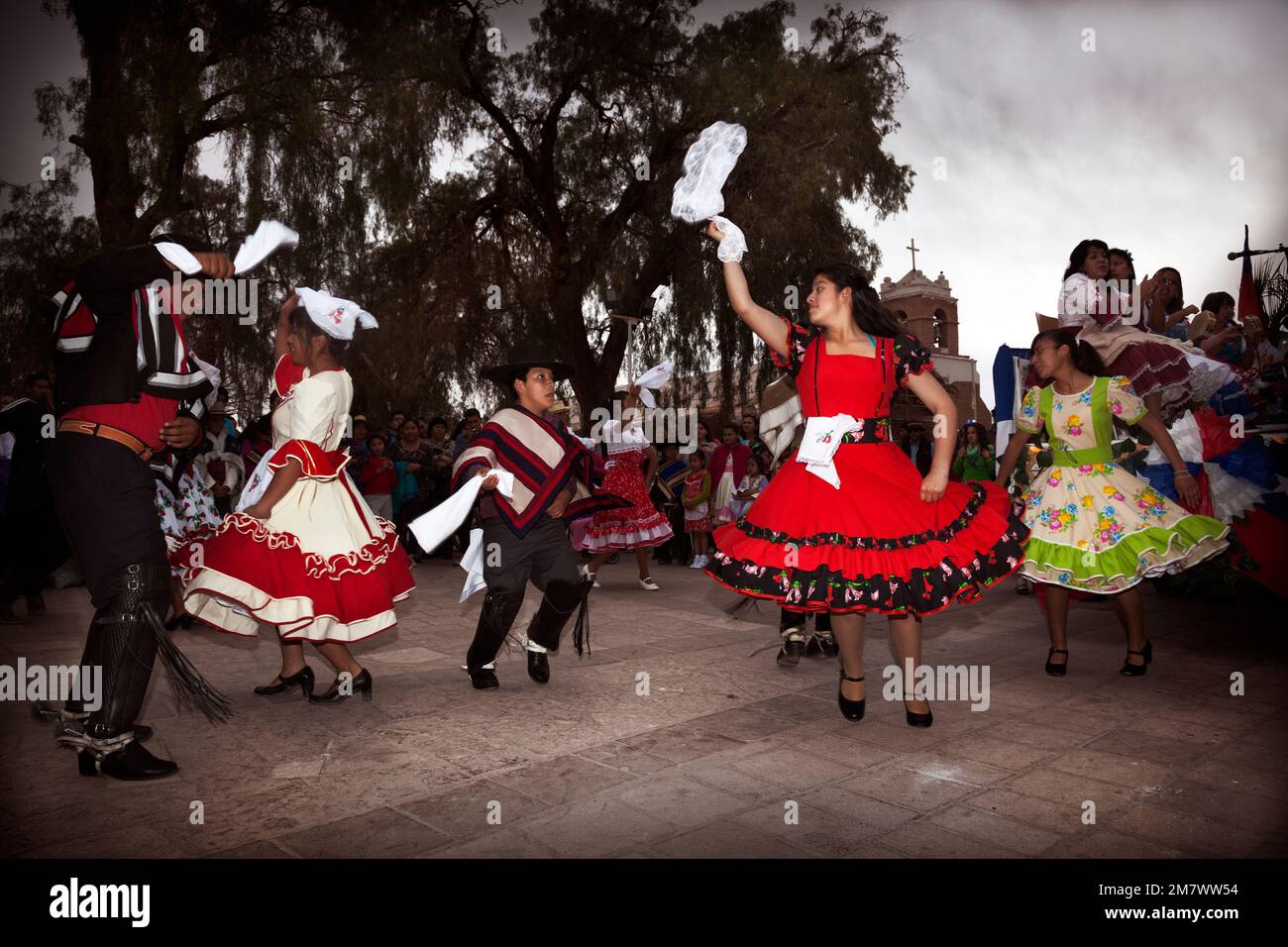 San Pedro de Atacama, Chile-17. September 2014: Chilenischer typischer Tanz, vorgeführt von einer Gruppe von Menschen an einem chilenischen Nationaltag Stockfoto