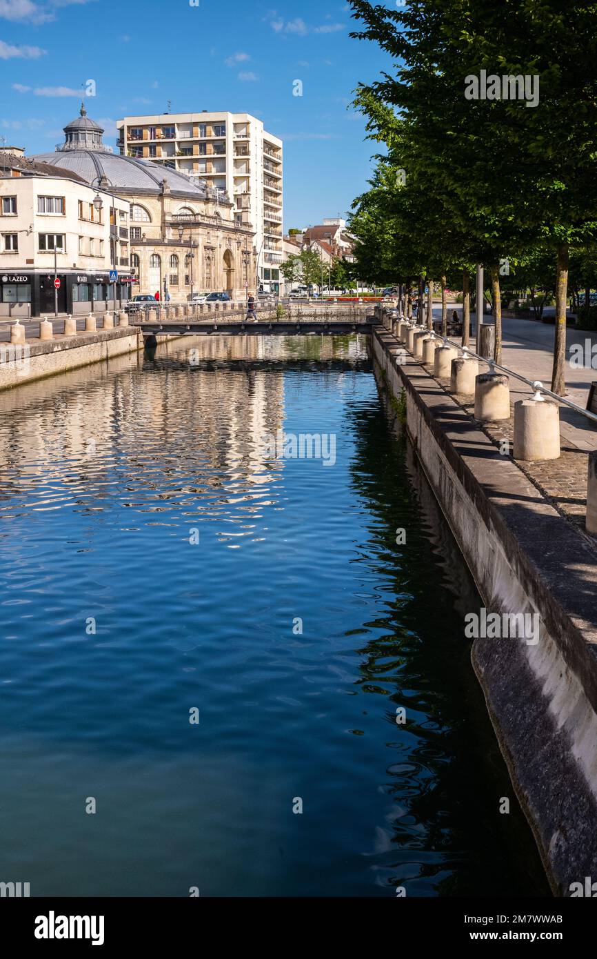 Troyes (Nordostfrankreich): Canal du Trevois und Gebäude „Theatre de Champagne“ im Hintergrund Stockfoto