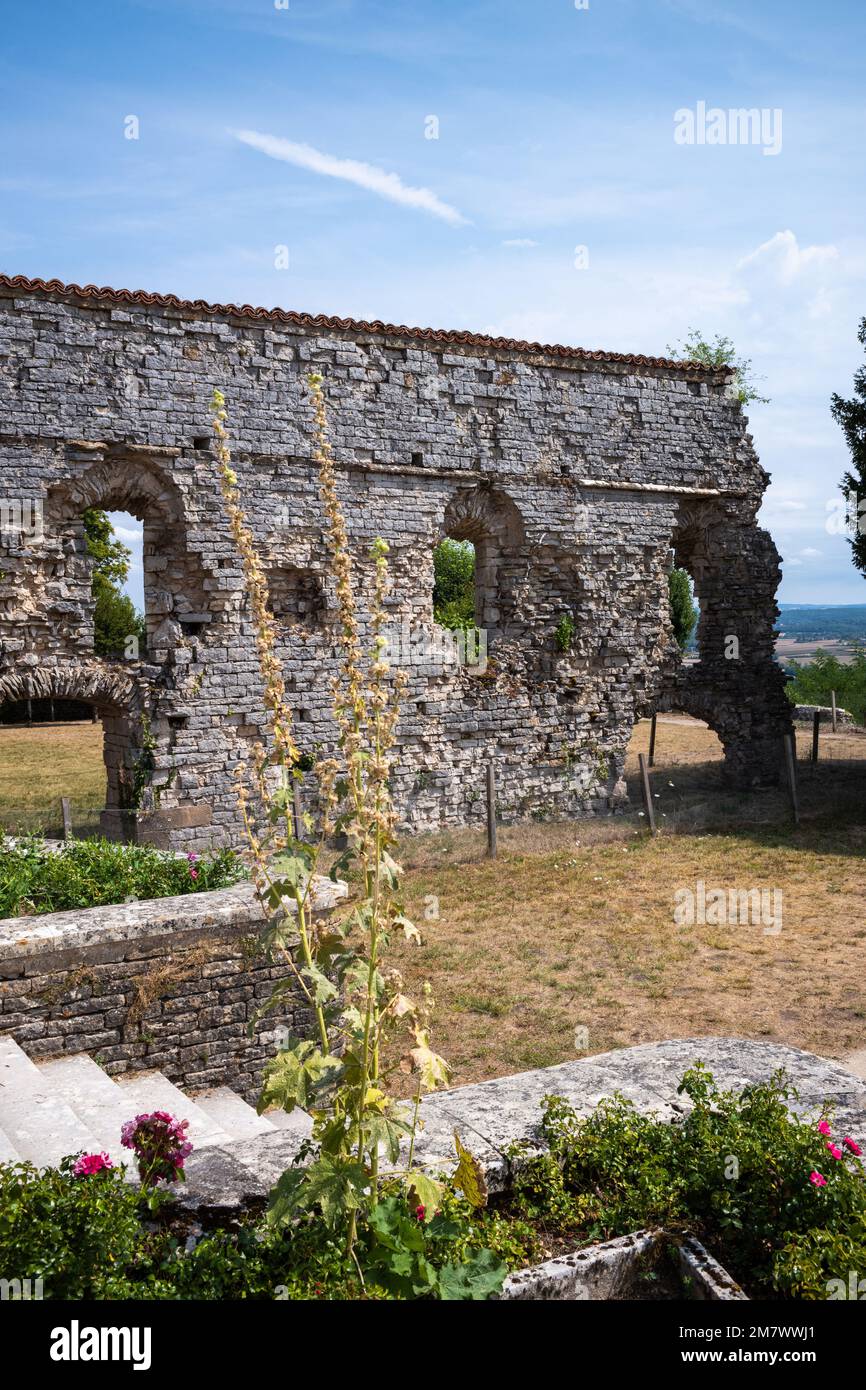 Vezelay (Mittelnord-Frankreich): Überreste der Burg und der Abtei im Garten der Basilika, die als französisches National Historic Landma eingetragen ist Stockfoto