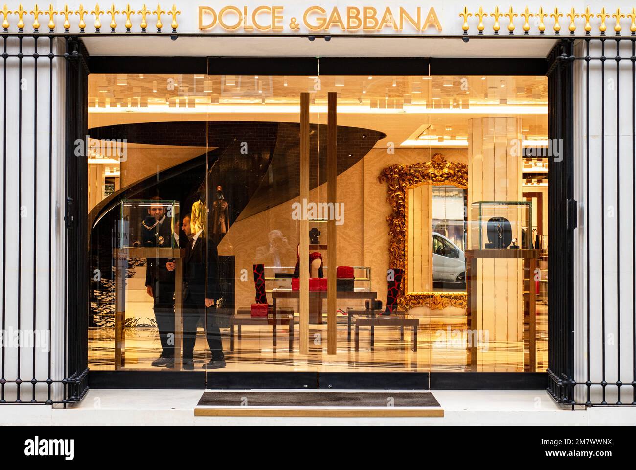 Dolce und Gabbana Schaufenster/visuelles Merchandising des Bond Street Ladens, ein gehobenes, wohlhabendes, gehobenes Luxusunternehmen Stockfoto