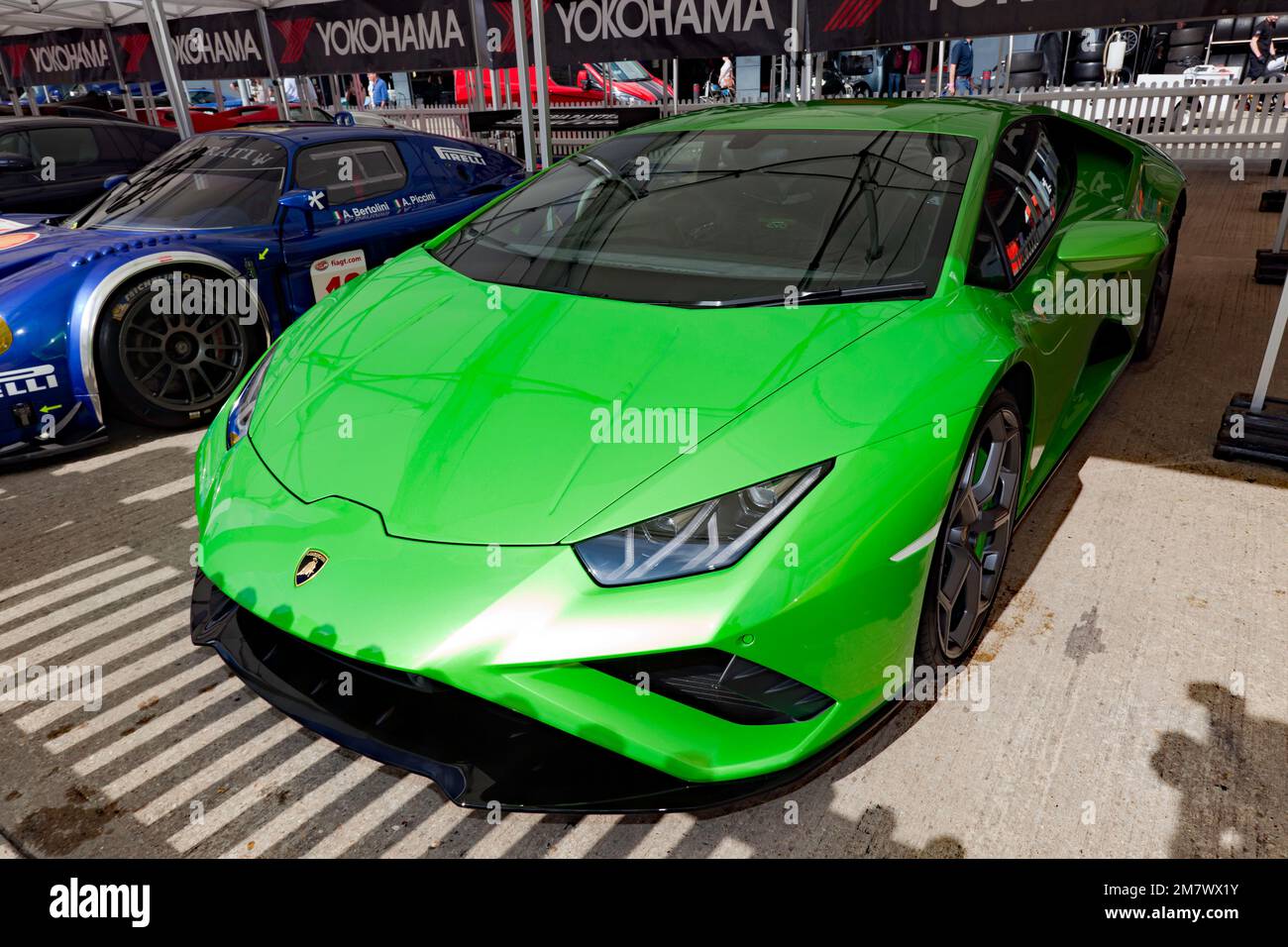 Dreiviertel-Vorderansicht eines Lamborghini Huracan EVO, ausgestellt in der Yokohama Supercar Koppel des Silverstone Classic 2022 Stockfoto