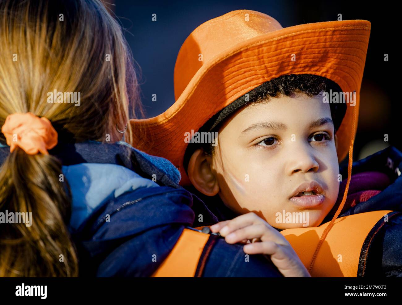 ALMERE - Niederlande, 11/01/2023, ALMERE - Ein Schüler während des Startsignals für die Anmeldung für Schulen für die elfte Ausgabe der King's Games. Die Spiele wurden 2013 kurz vor dem Thronantritt von König Willem-Alexander konzipiert, um die jüngste Jugend in diese Gelegenheit einzubeziehen und die Aufmerksamkeit auf Bewegung, Sport und Spiele zu lenken. ANP SEM VAN DER WAL niederlande raus - belgien raus Stockfoto