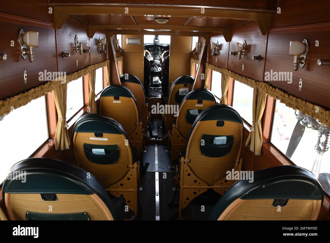 Ein Flugzeug des Typs Ford Trimotor hält planmäßig am Sioux City Gateway Airport in Sioux City Iowa, 14. Mai 2022. Das Flugzeug 1928 ist Eigentum und wird von der Experimental Aircraft Association betrieben, die der Öffentlichkeit Fahrten anbot. Stockfoto