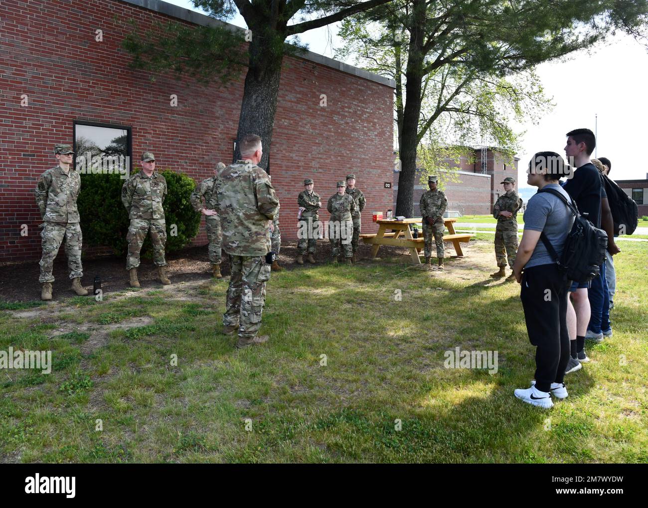 Sean Sullivan, Oberbefehlshaber der Luftwaffe Massachusetts, und Stephen Jeffers, Oberbefehlshaber der 104. Kampfflugeinheit, waren am 14. Mai 2022 mit 104FW Luftwaffenleuten am Stützpunkt der Barnes Air National Guard führend. Der 104FW hält regelmäßig Führungspositionen in kleinen und großen Gruppen, um Airmen Zeit für Führungsaufgaben zu geben und Führungskompetenzen zu entwickeln. Stockfoto