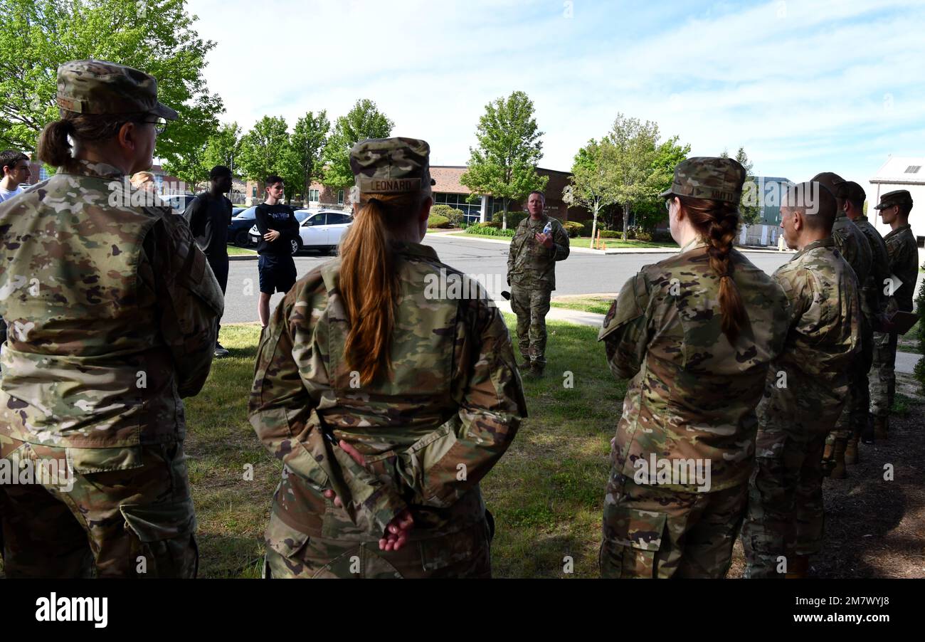 Sean Sullivan, Oberbefehlshaber der Luftwaffe Massachusetts, und Stephen Jeffers, Oberbefehlshaber der 104. Kampfflugeinheit, waren am 14. Mai 2022 mit 104FW Luftwaffenleuten am Stützpunkt der Barnes Air National Guard führend. Der 104FW hält regelmäßig Führungspositionen in kleinen und großen Gruppen, um Airmen Zeit für Führungsaufgaben zu geben und Führungskompetenzen zu entwickeln. Stockfoto