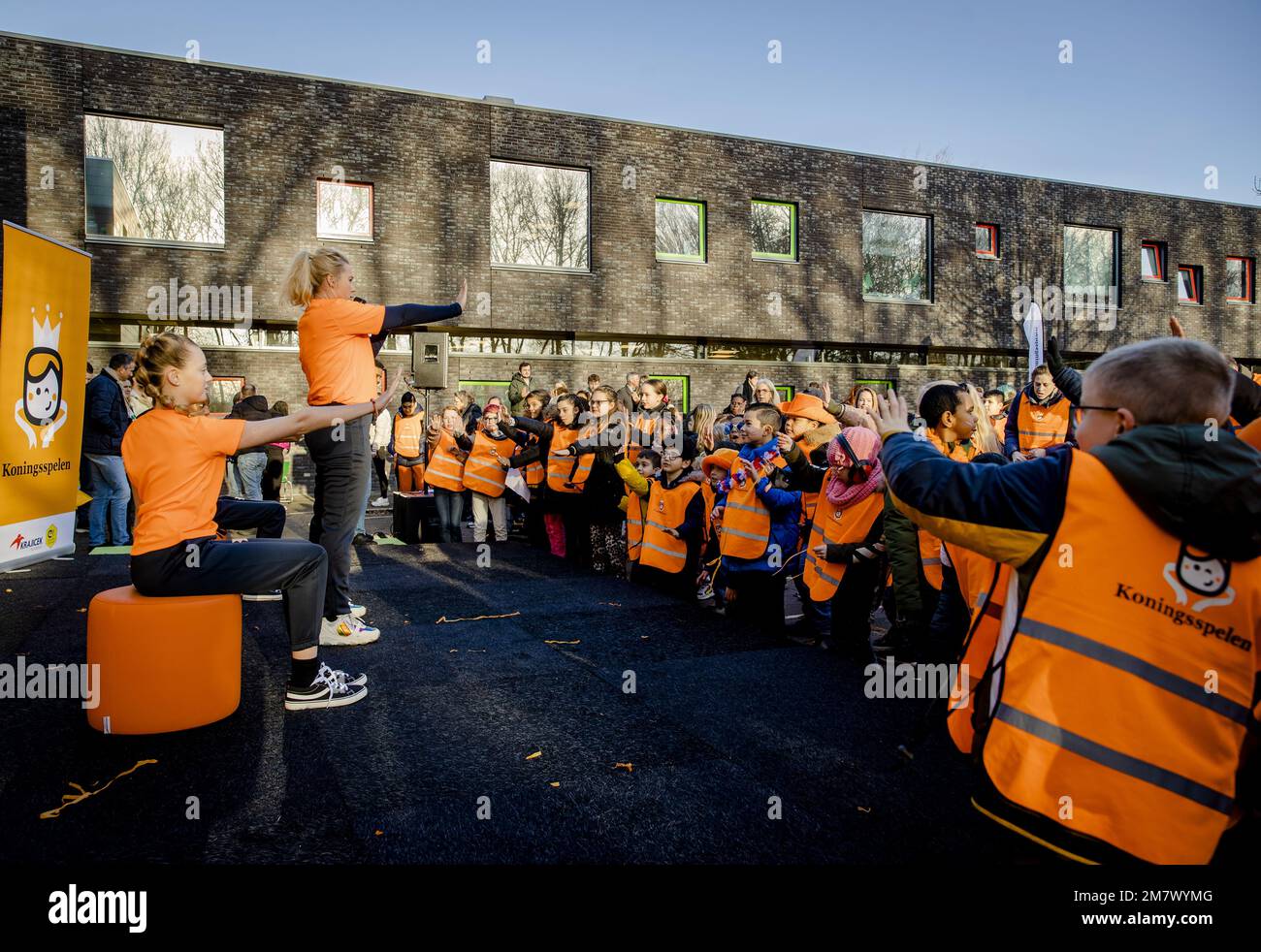 ALMERE - Niederlande, 11/01/2023, ALMERE - Schüler während des Startschusses für Anmeldungen für Schulen für die elfte Ausgabe der King's Games. Die Spiele wurden 2013 kurz vor dem Thronantritt von König Willem-Alexander konzipiert, um die jüngste Jugend in diese Gelegenheit einzubeziehen und die Aufmerksamkeit auf Bewegung, Sport und Spiele zu lenken. ANP SEM VAN DER WAL niederlande raus - belgien raus Stockfoto