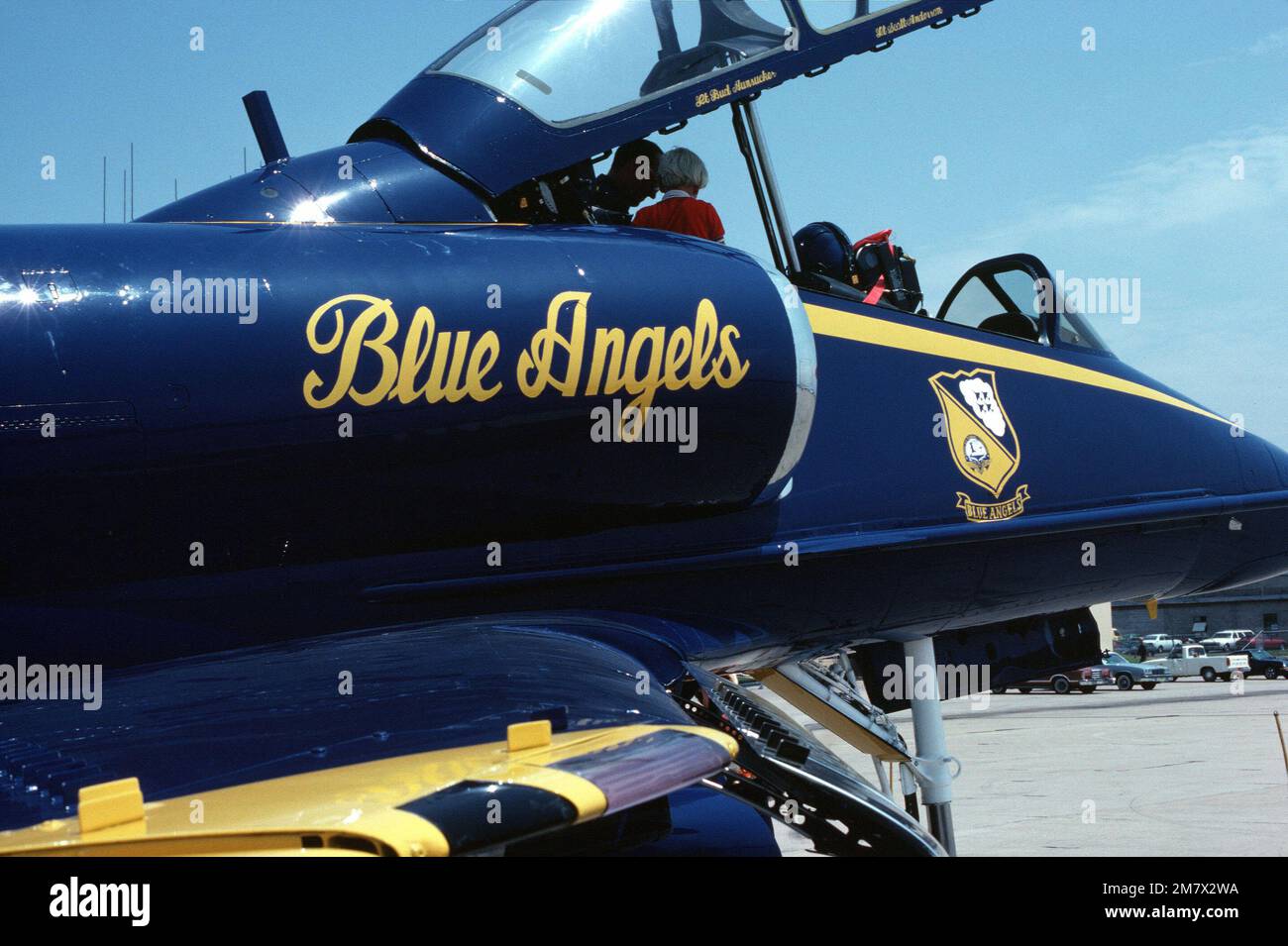 Ein Mitglied des Blue Angels Flight Demonstration Team erklärt einem Kind während der offenen Tür sein A-4 Skyhawk Flugzeug. Basis: Marineflugstation, Miramar Bundesstaat: Kalifornien (CA) Land: Vereinigte Staaten von Amerika (USA) Stockfoto