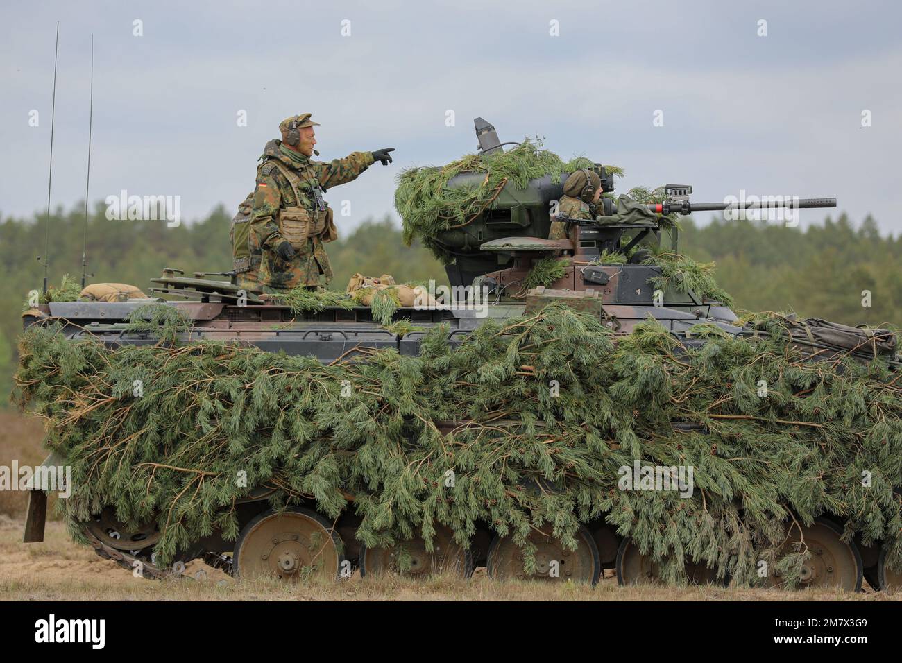 Deutsche Soldaten begeben sich auf das Schlachtfeld in ihrem Kampffahrzeug der Marder-Infanterie während einer Feldübung mit den NATO-Alliierten als Teil von Defender Europe am 14. Mai 2022 in Mielno Range, Polen. Defender Europe 22 ist eine Serie von US-amerikanischen Multinationale Ausbildungsübungen der Armee in Europa und Afrika in Osteuropa. Die Übung zeigt, dass die USA Die Fähigkeit der Armee Europa und Afrika, groß angelegte Bodenkampfoperationen in mehreren Theatern zur Unterstützung der NATO durchzuführen. Stockfoto