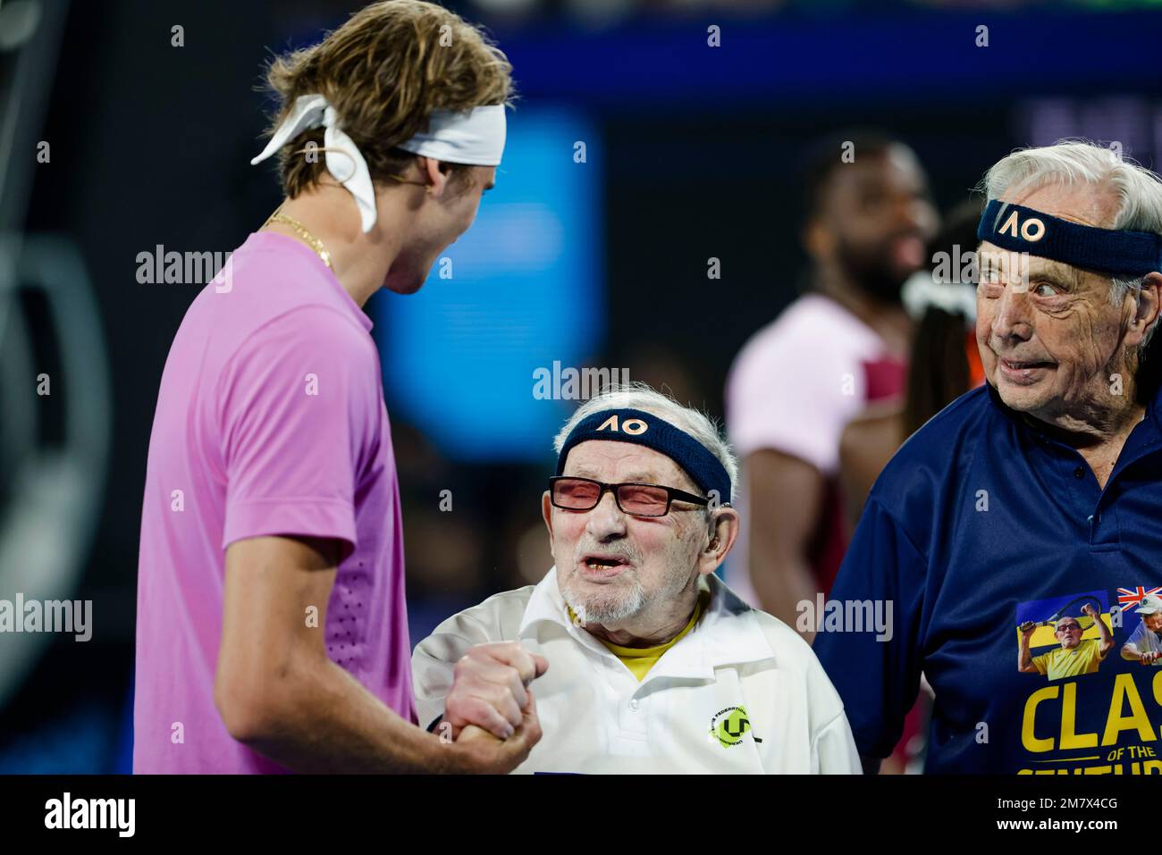 Melbourne, Australien. 11. Januar 2023. Alexander Zverev (l) aus Deutschland führt während der Tennisveranstaltung „Tennis play for peace“ vor Beginn der Australian Open Gespräche mit dem 98-jährigen ukrainischen und ältesten Tennisspieler der Welt, Leonid Stanislavskyi (M) und Harry Young (r) aus den USA. Kredit: Frank Molter/dpa/Alamy Live News Stockfoto