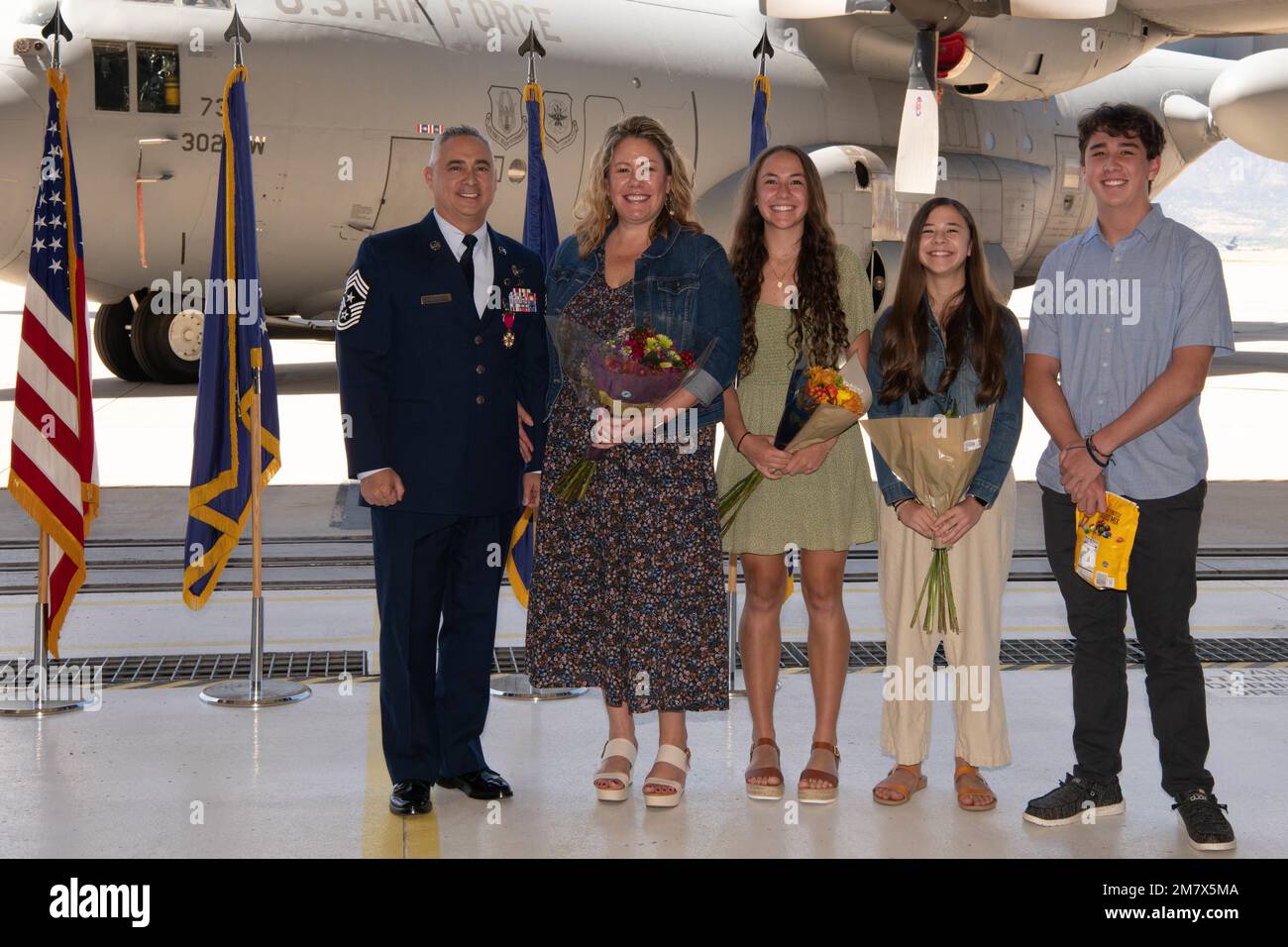 Chief Master Sgt. Kahn Scalise, 302. Kommandoleiter des Luftwaffenflügels, posiert für ein Foto mit seiner Familie während seiner Ruhestandszeremonie am 14. Mai 2022 auf der Peterson Space Force Base, Colorado. Scalise ging nach fast 29 Jahren im Dienst in den Ruhestand, wo er verschiedene Rollen inne hatte, darunter zusätzliche Aufgaben als erster Feldwebel, Flugleiter, Einsatzleiter und Staffelleiter. Stockfoto