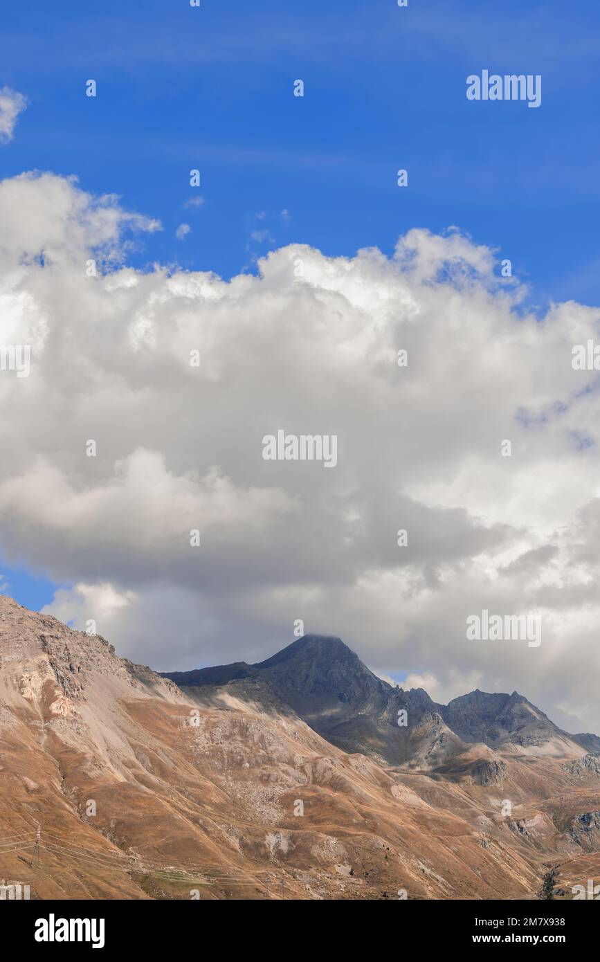 Dreifarbige Herbstlandschaft mit Bergen, Himmel und Wolken im Aosta-Tal. Italien (vertikale Aufnahme) Stockfoto