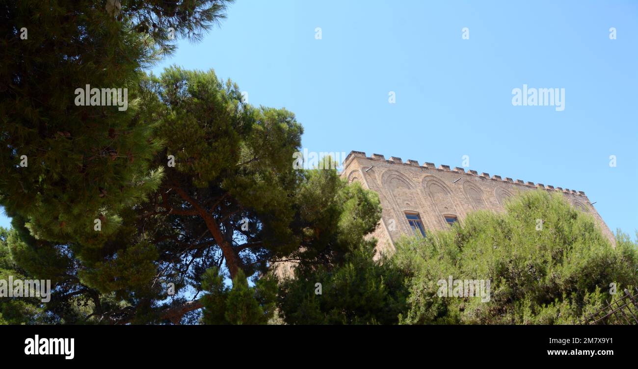 Die Burg Zisa stammt aus dem 12. Jahrhundert, der Zeit der normannischen Herrschaft in Sizilien. Die Residenz des arabischen Al-Aziz stand vor den Mauern von Baler Stockfoto