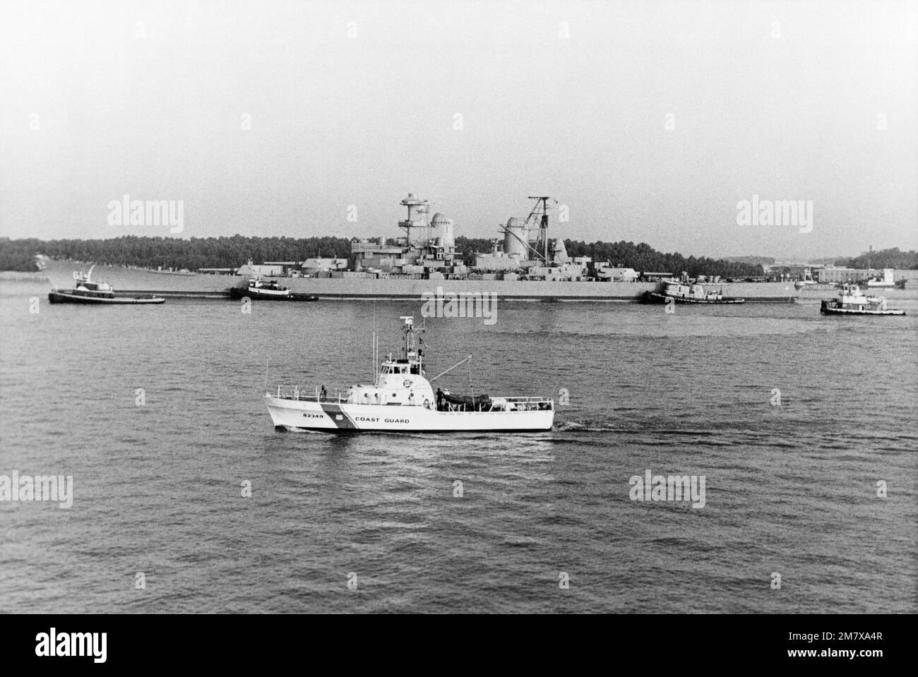 Schlepper schleppen das Schlachtschiff USS IOWA (BB 61) zur Modernisierung und Reaktivierung nach Avondale Shipyards Inc. Die USA Küstenwache Patrouillenboot POINT SPENCER (WPB 82349) befindet sich im Vordergrund. Basis: New Orleans Bundesstaat: Louisiana (LA) Land: Vereinigte Staaten von Amerika (USA) Stockfoto