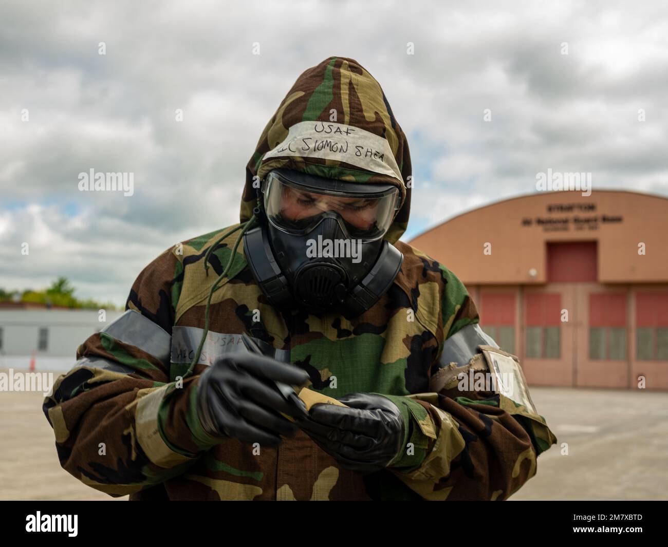 A1c Shea Sloman, Betreuerin des 109. Airlift Wing, führt während einer groß angelegten Übung am 14 2022. Mai eine Nachbeobachtung durch. Stockfoto