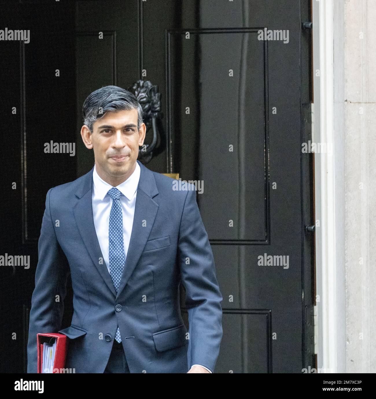 London, Großbritannien. 11. Januar 2023. Rishi Sunak, Premierminister, verlässt die Downing Street 10 für PMQs. Kredit: Ian Davidson/Alamy Live News Stockfoto