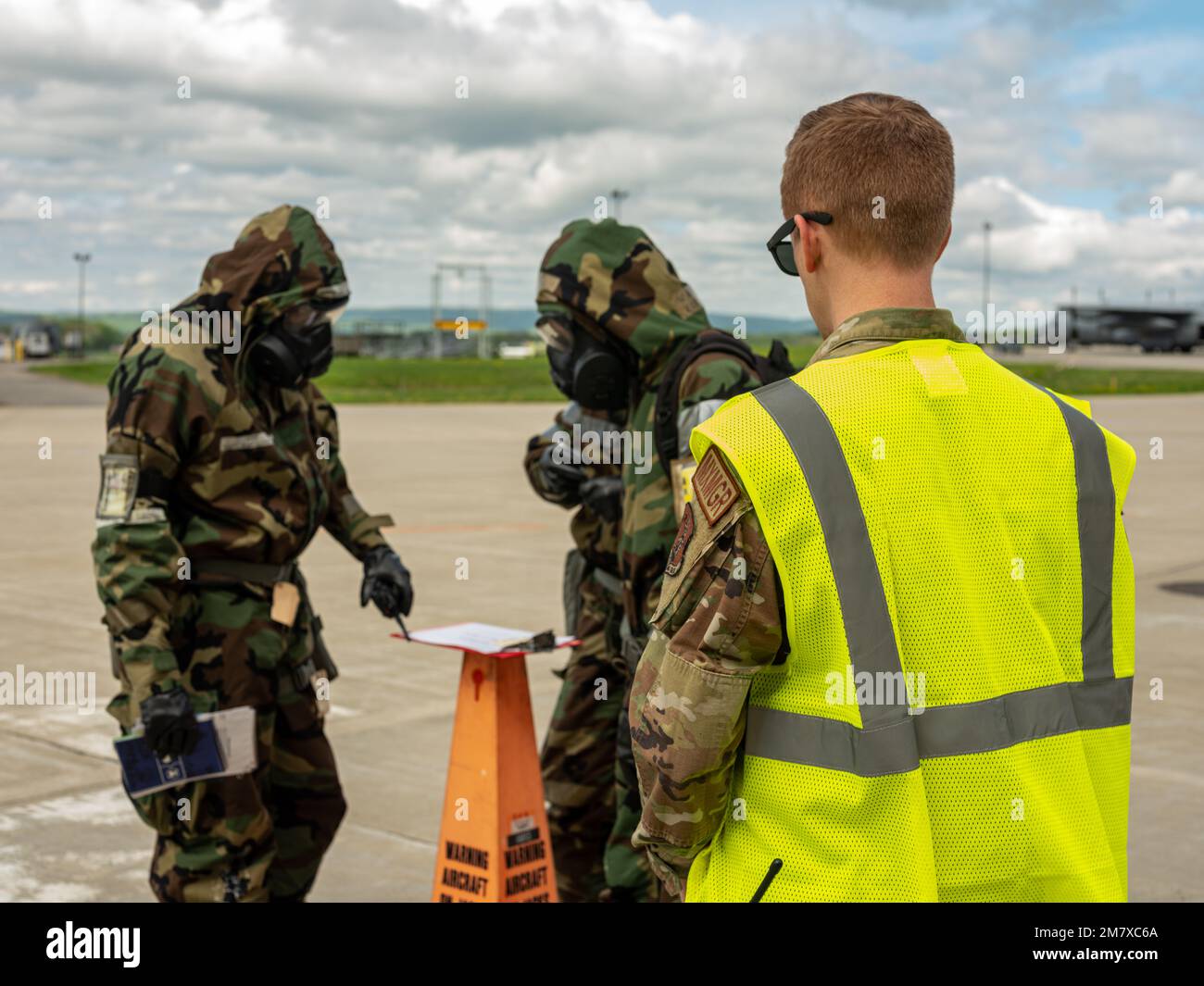 Flugzeuge mit dem 109. Airlift-Flügel werden inspiziert, während sie im Rahmen einer groß angelegten Bereitschaftsübung am 14. 2022. Mai eine Aufklärung nach dem Angriff durchführen. Stockfoto
