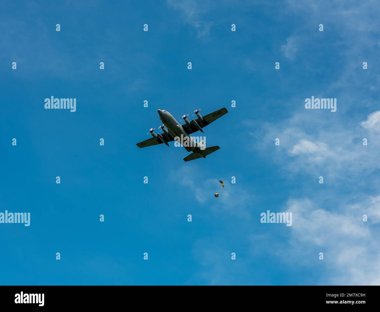 Ein C130 Hercules-Frachtflugzeug aus dem 109. Airlift Wing führt während einer großangelegten Bereitschaftsübung am 14. 2022. Mai eine Abwurfzone aus. Stockfoto