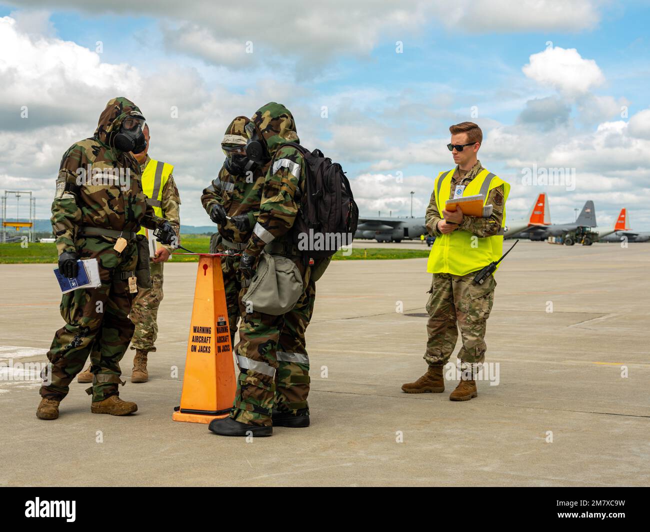 Flugzeuge mit dem 109. Airlift-Flügel werden inspiziert, während sie im Rahmen einer groß angelegten Bereitschaftsübung am 14. 2022. Mai eine Aufklärung nach dem Angriff durchführen. Stockfoto