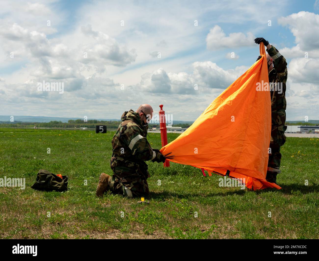 Ein Flugmann mit dem 109. Airlift-Flügel bereitet eine radiale Luftmarkierung vor, um den Abwurfbereich für einen ankommenden Luftabwurf während einer groß angelegten Bereitschaftsübung im Mai 14. 2022 zu signalisieren. Stockfoto