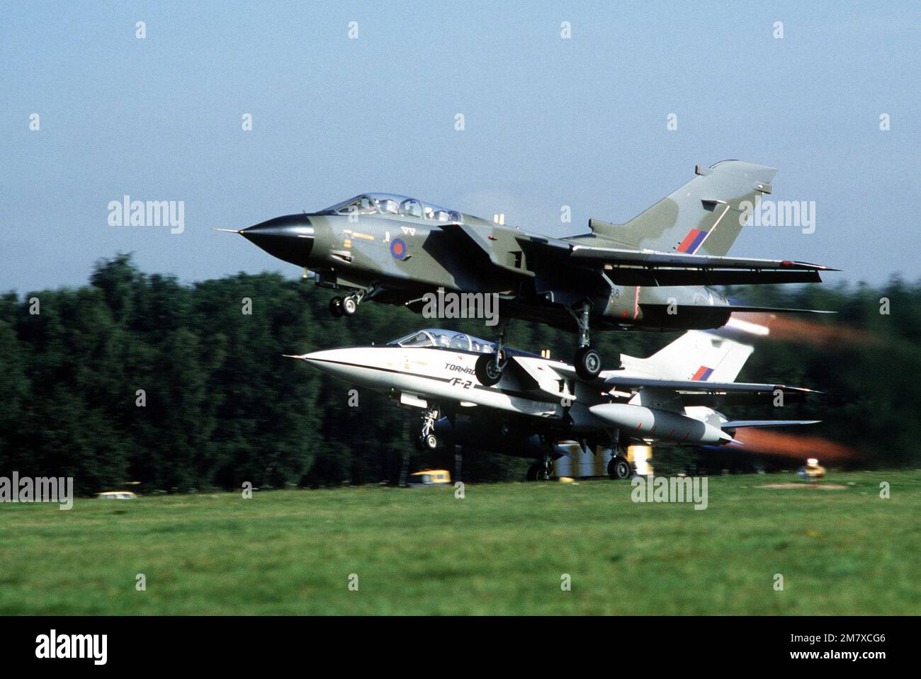 Die linke Vorderansicht zweier multinationaler Tornado-Flugzeuge mit variablem Flügel, die auf der Farnborough Air Show starten. Basis: Farnborough Country: England / Großbritannien (eng) Stockfoto