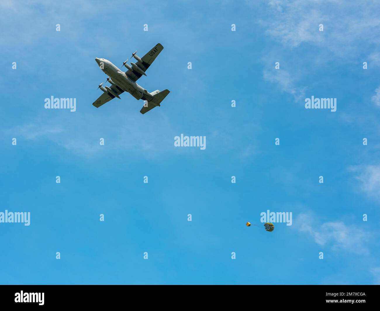Ein C130 Hercules-Frachtflugzeug aus dem 109. Airlift Wing führt während einer großangelegten Bereitschaftsübung am 14. 2022. Mai eine Abwurfzone aus. Stockfoto