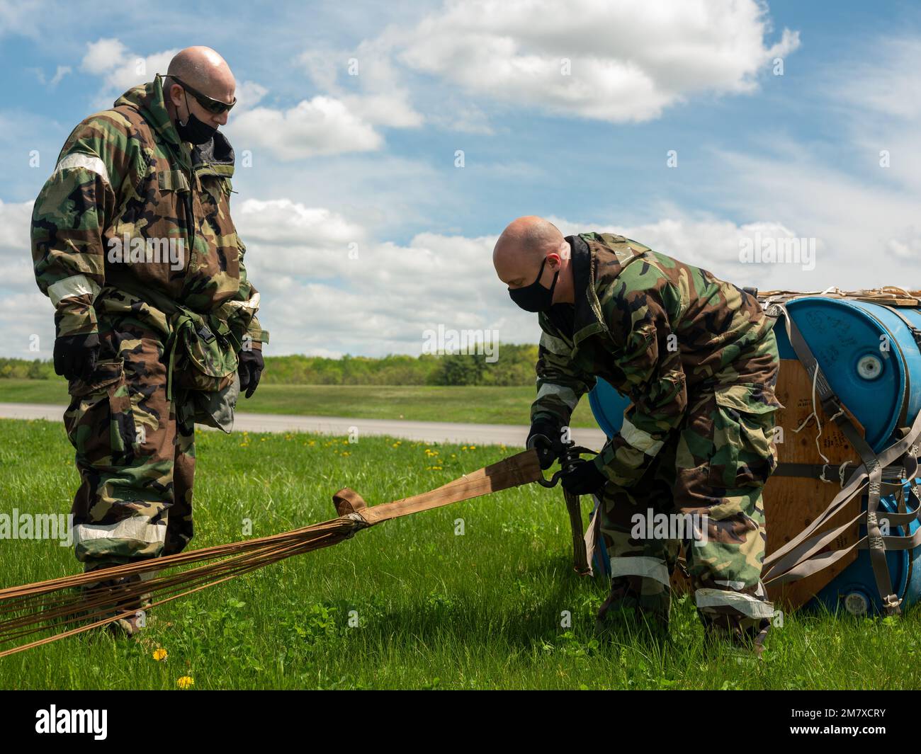 Flugzeuge mit dem 109. Airlift Wing erholen ein Containerliefersystem nach einem Abwurf während einer großangelegten Bereitschaftsübung im Mai 14 2022. Stockfoto
