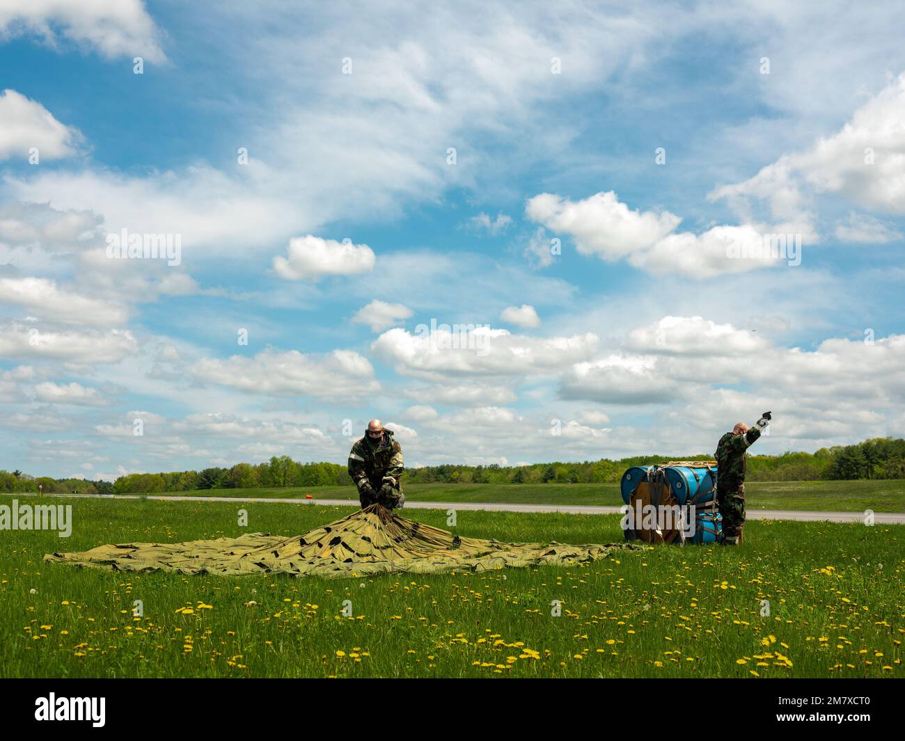 Flugzeuge mit dem 109. Airlift Wing erholen ein Containerliefersystem nach einem Abwurf während einer großangelegten Bereitschaftsübung im Mai 14 2022. Stockfoto