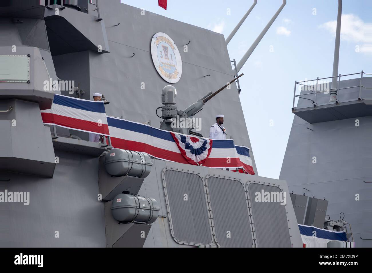 USA Matrosen, die der USS Frank E. Petersen Jr. zugeteilt wurden (DDG 121) Beobachten Sie die Schienen während der Zeremonie im Hafen von Charleston, South Carolina, am 14. Mai 2022. D'Arcy Ann Neller, die Sponsorin des Schiffes, gab den traditionellen Befehl: "Bemannen Sie unser Schiff und erwecken Sie es zum Leben." Stockfoto