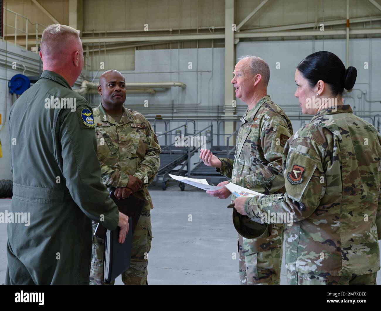 Generalmajor Bret Larson, Befehlshaber der 22. Luftwaffe, und Master Sgt. Joel May, Mitglied der 908. Luftwaffeninstandhaltungsgruppe, erörtern den voraussichtlichen Standort des Hubschrauberlagers MH-139A Grey Wolf am Luftwaffenstützpunkt Maxwell, Alabama, 14. Mai 2022. Der MH-139A ist ein Multi-Mission-Hubschrauber. Stockfoto