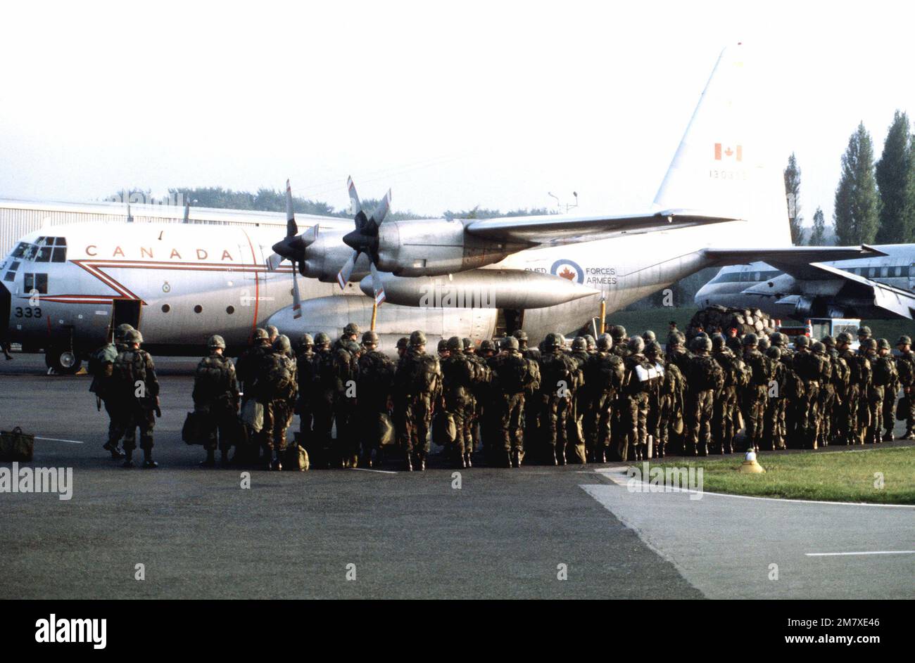 Mitglieder der Combat Support Company, 2. Bataillon, 63. Rüstung, besteigen ein kanadisches C-130-Flugzeug von Hercules zum Karlsrhule Army Air Field, wo sie an Reforger '82 teilnehmen werden. Basis: Rhein-Main-Luftwaffenstützpunkt Land: Deutschland / Deutschland (DEU) Stockfoto