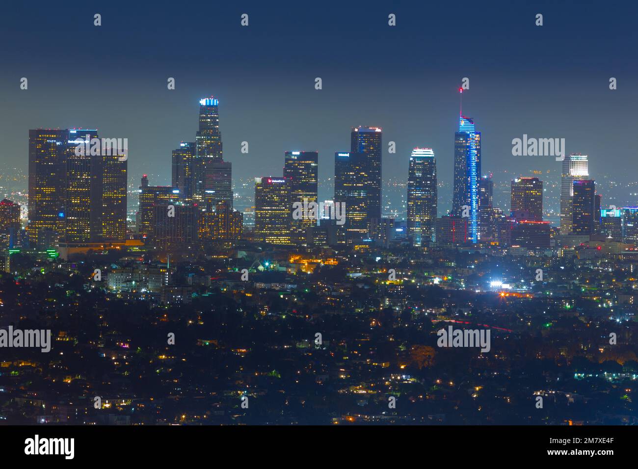 L.A. und das Downtown Financial District in Los Angeles, Kalifornien, USA, bei Nacht aus der Vogelperspektive. Stockfoto