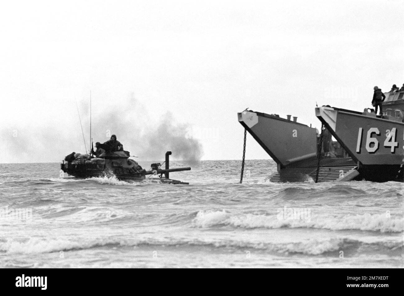 M60A1-Panzer von der 2. Marine Division kommen vom Landungsschiff LCU 1645 an Land, während die Operation NORTHERN WEDDING '82 beginnt. Betreff Operation/Serie: NÖRDLICHE HOCHZEIT '82 Basis: Oxsbol Land: Dänemark (DNK) Stockfoto