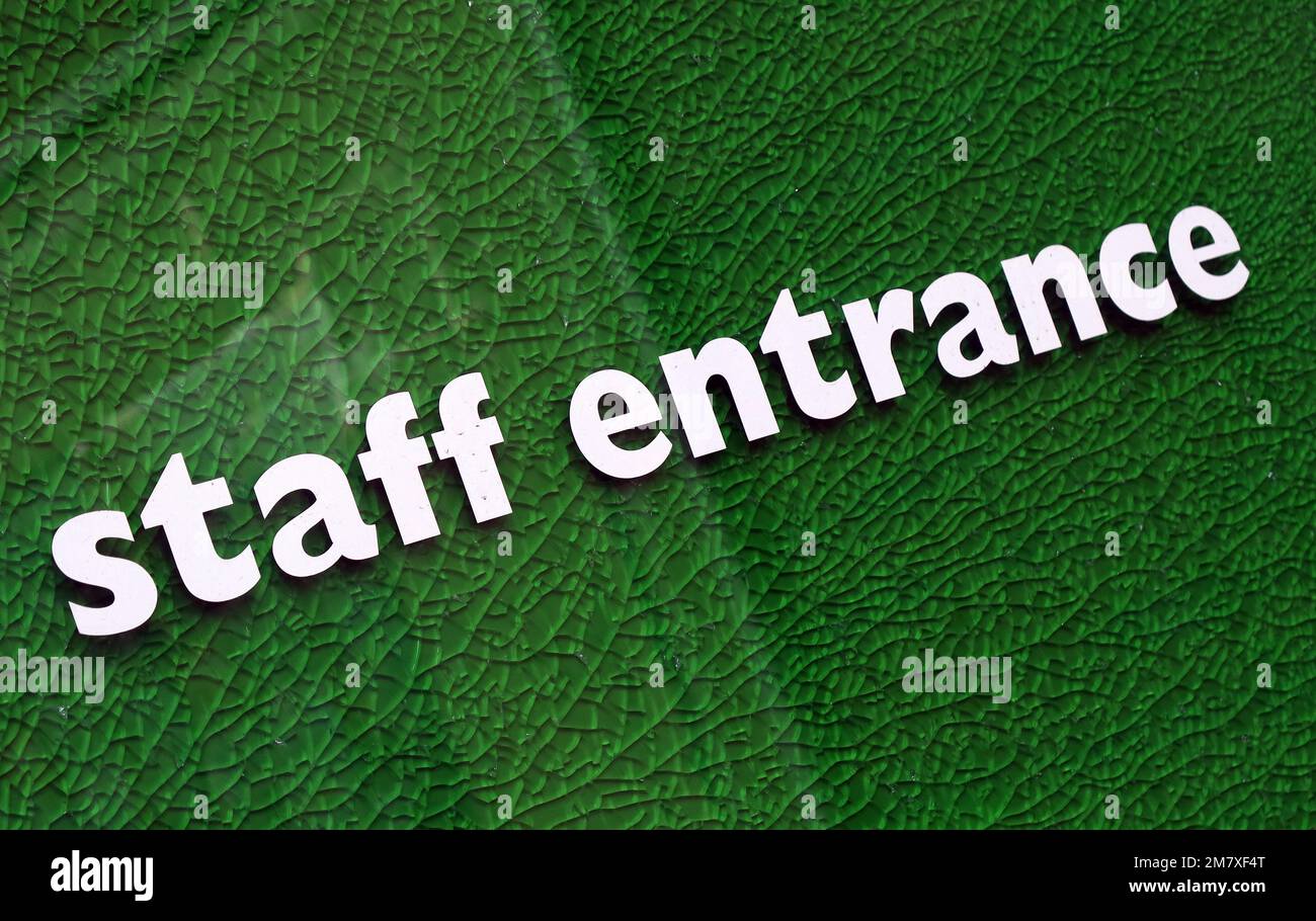 Staff-Eingang, Schild an einer sicheren Tür Stockfoto