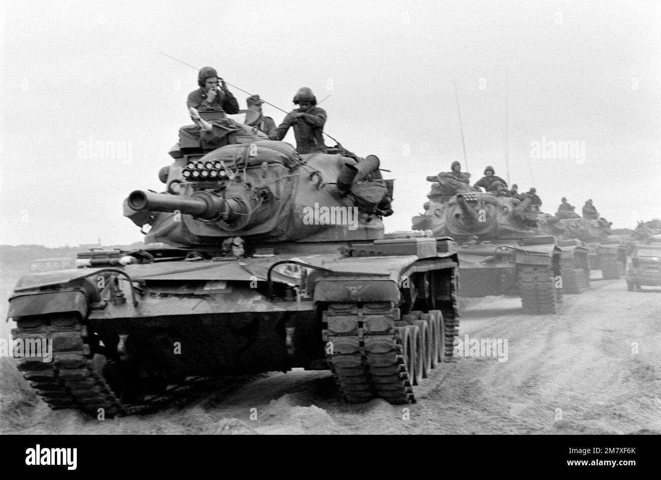 M60A1-Panzer von der 2. Marine Division ziehen über den Strand, während die Operation NORTHERN WEDDING '82 beginnt. Betreff Operation/Serie: NÖRDLICHE HOCHZEIT '82 Basis: Oxsbol Land: Dänemark (DNK) Stockfoto