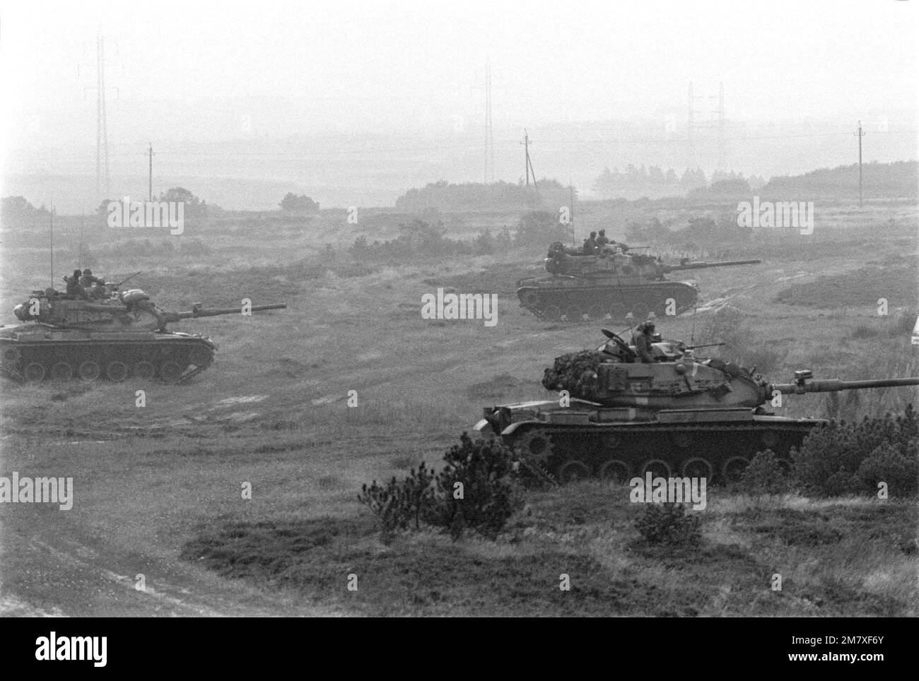 M60A1-Panzer von der 2. Marine-Division gehen vor, um die dänische Leopard-II-Panzertruppe in eine inszenierte Panzerschlacht während der Operation NORTHERN WEDDING '82 einzubinden. Betreff Operation/Serie: NÖRDLICHE HOCHZEIT '82 Basis: Oxsbol Land: Dänemark (DNK) Stockfoto