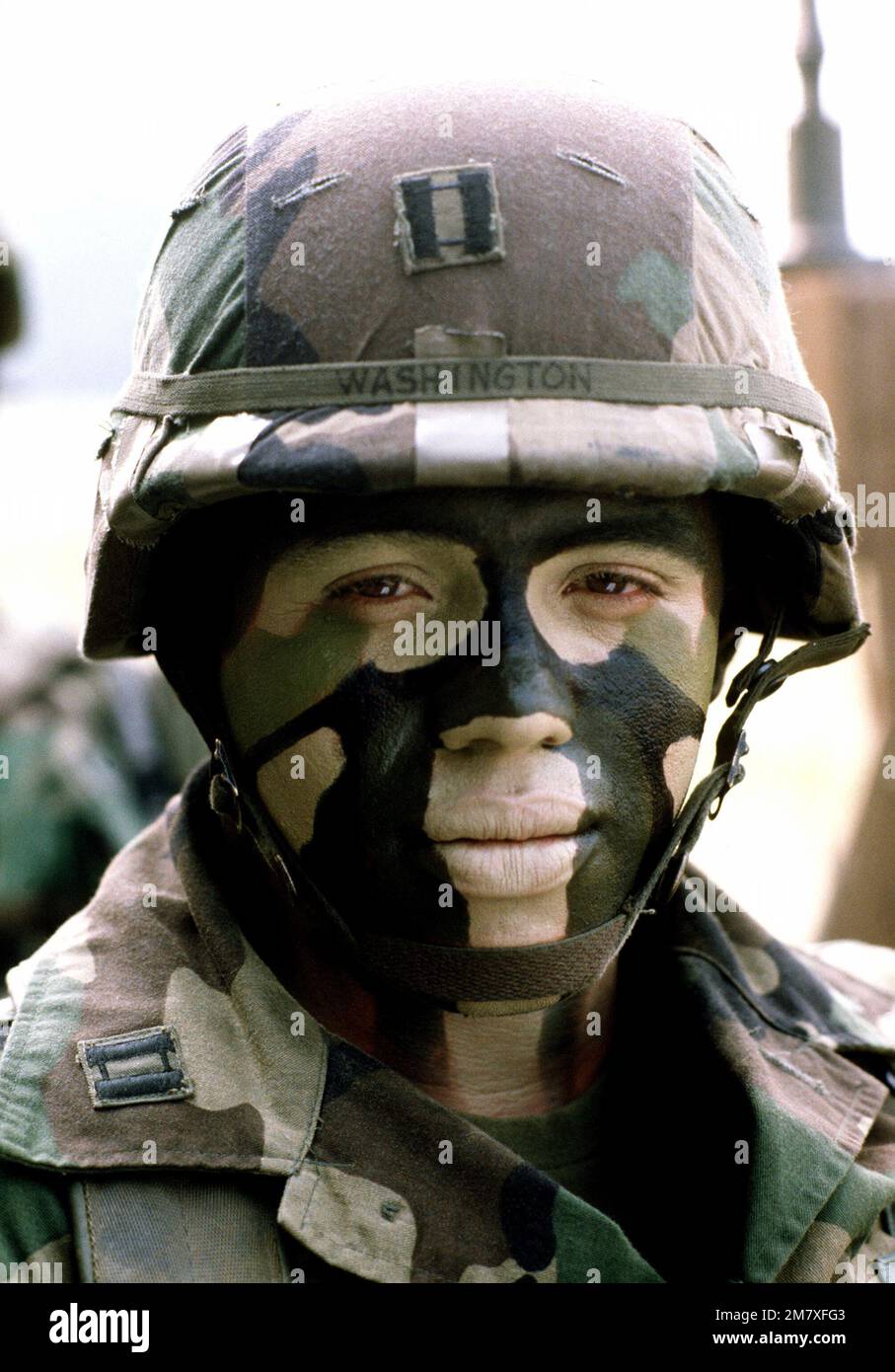 Captain Ernest R. Washington von der 319. Feldartillerie, 82. Luftwaffendivision, trägt Tarnmake-up und wartet, um in Reforger '82 in seinem Jeep auszuziehen. Land: Bundesrepublik Deutschland Stockfoto