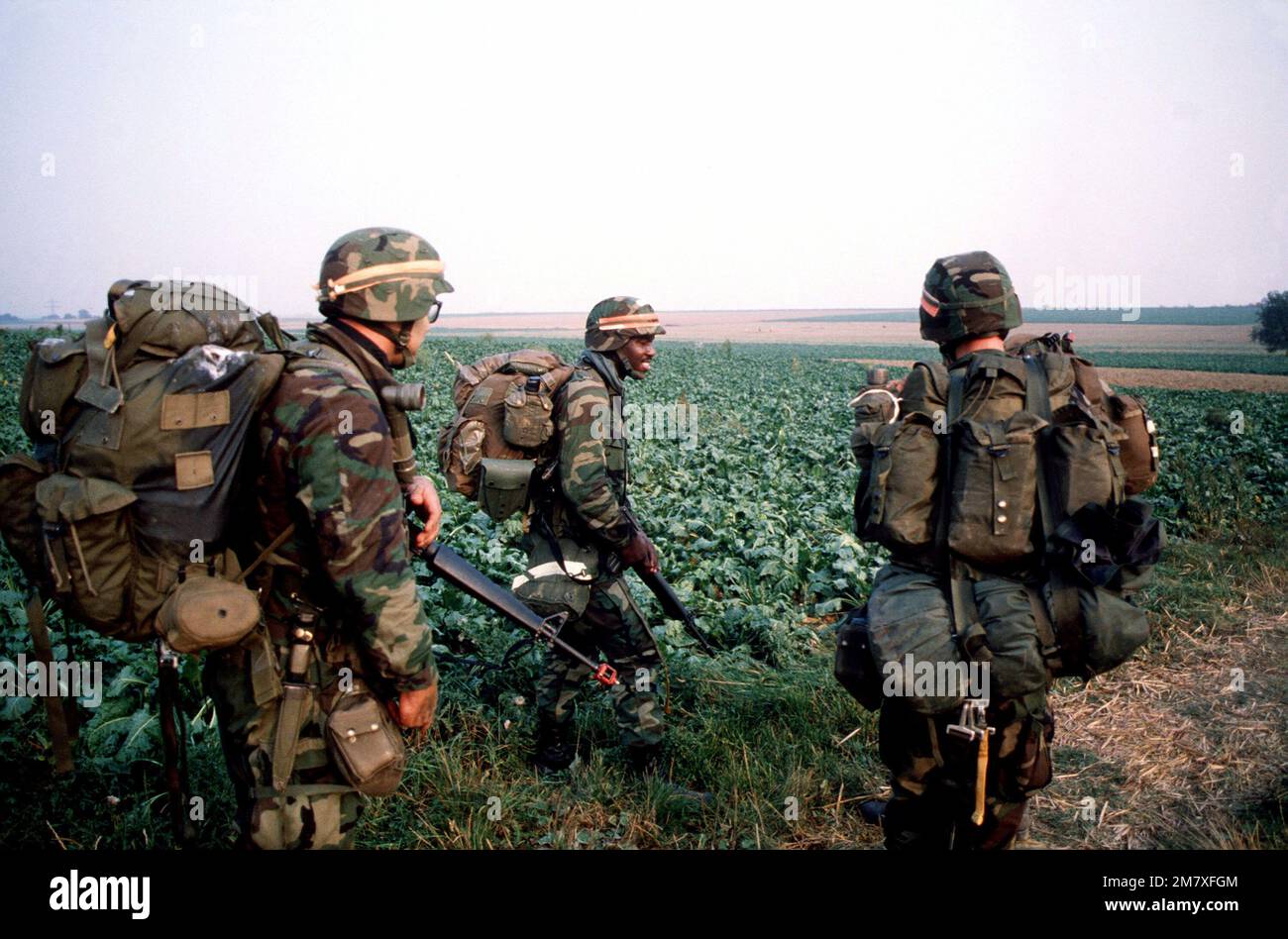 Mitglieder der 82. Luftwaffendivision bereiten sich auf die Gegenwehr vor, nach dem Abwurf aus C-141-Starlifter-Flugzeugen während Reforger '82. Land: Bundesrepublik Deutschland Stockfoto