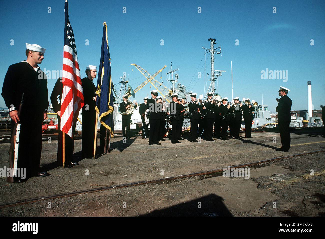 Eine Marineband tritt während der Zeremonie für das Patrouillenschiff USS ARIES (PGM-5) auf. Basis: Bremerton Staat: Washington (WA) Land: Vereinigte Staaten von Amerika (USA) Stockfoto
