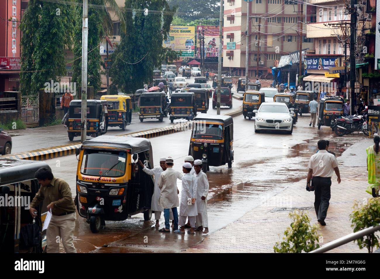 Mangalore, Indien - 3. September 2012: Der Verkehr auf den Straßen von Mangalore ist ein großes Durcheinander. Taxis, Mopeds und Fußgänger überqueren die Straße ohne Befehl Stockfoto