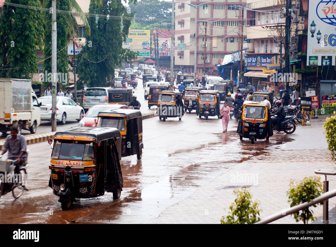 Mangalore, Indien - 3. September 2012: Der Verkehr auf den Straßen von Mangalore ist ein großes Durcheinander. Taxis, Mopeds und Fußgänger überqueren die Straße ohne Befehl Stockfoto