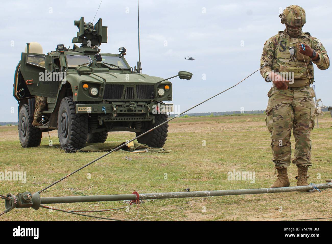 USA Heer-CPL. Devante White ist Bulldog Battery zugeteilt, Artillerie-Geschwader, 2. Kavallerie-Regiment installiert eine Antenne als Teil von Defender Europe bei Mielno Range, Drawsko Pomorskie, Polen, 14. Mai 2022. Defender Europe 22 ist eine Serie von US-amerikanischen In Osteuropa finden multinationale Ausbildungsübungen der Armee in Europa und Afrika statt. Die Übung zeigt, dass die USA Die Fähigkeit der Armee Europa und Afrika, großangelegte Bodenkampfoperationen in mehreren Theatern zur Unterstützung der NATO durchzuführen. Stockfoto